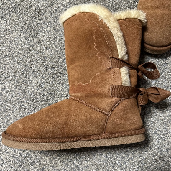 SOLD No Surrender Ugg-style boots - Picture 3 of 10